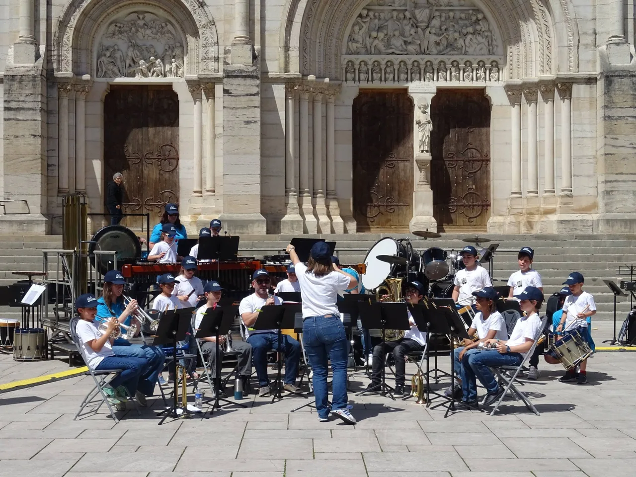 Enfant'fare en prestation au pied de l'église Saint-Pierre de Mâcon, sous la direction d'Hélène Vignat