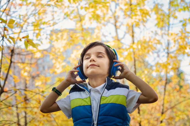 Photo d'un garçon souriant écoutant de la musique