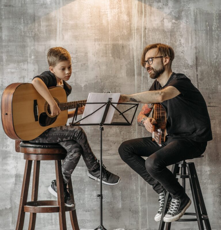 Jeune guitariste avec son professeur