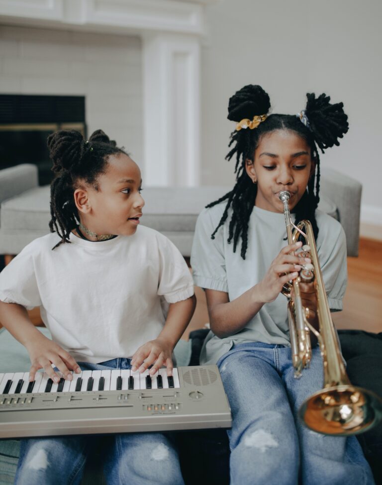 Deux soeurs travaillant leur instrument de musique