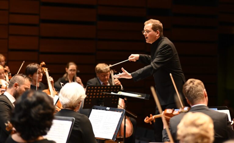 Orchestre symphonique en train de jouer