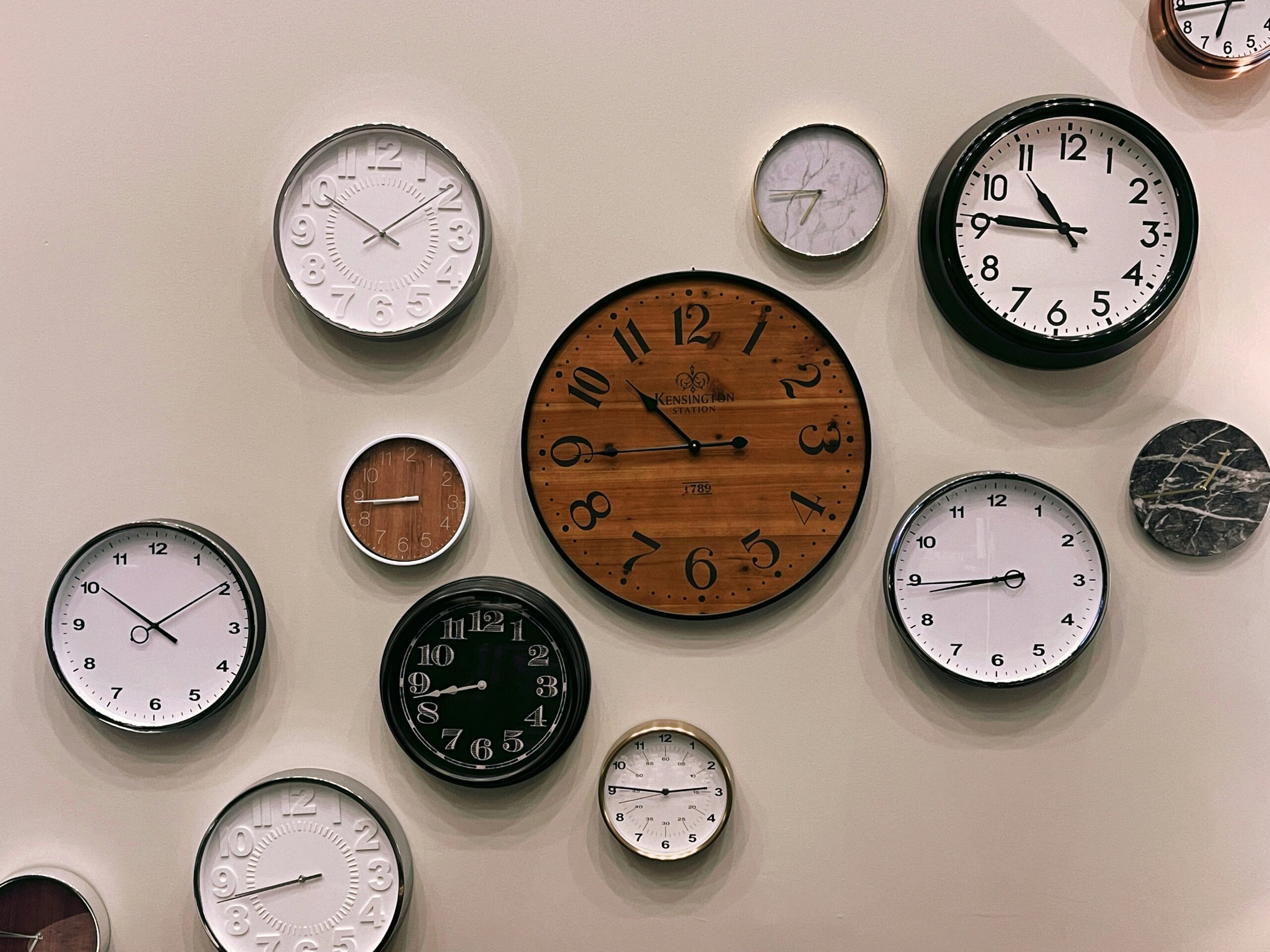 Des horloges de différentes tailles sur un mur